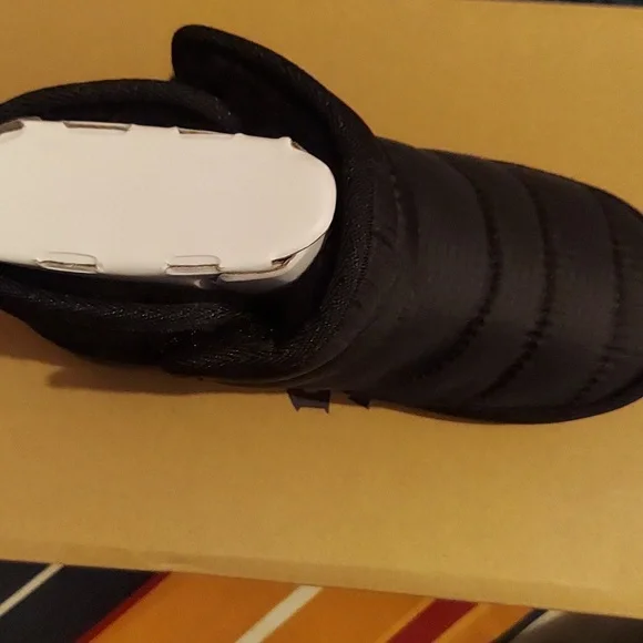 UGG | Zaylen Boots, Black, Size 10 - Picture 8 of 8